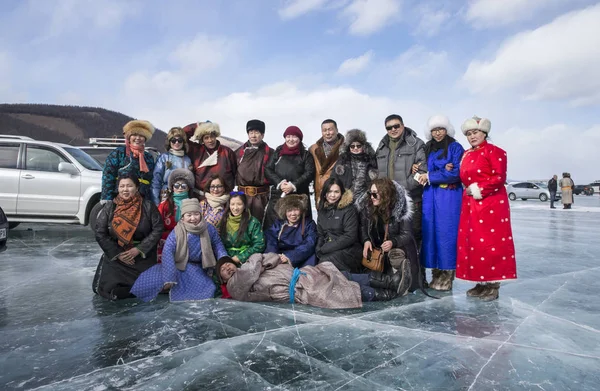 Hatgal Mongólia Março 2018 Jovens Mongóis Lago Congelado Khuvsgul Durante — Fotografia de Stock