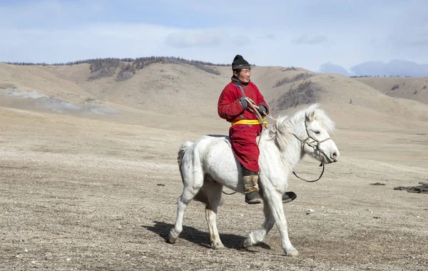 Hatgal Μογγολία Μαρτίου 2018 Μογγολική Άνθρωπος Πάνω Άσπρο Άλογο Ένα — Φωτογραφία Αρχείου