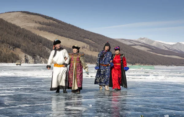 Hatgal Монголії Березень 2018 Монгольська Народ Одягнений Традиційний Одяг Замерзлому — стокове фото