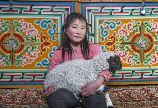 Хатгал Монголия Марта 2018 Года Монгольская Девочка Внутри Своего Дома — стоковое фото