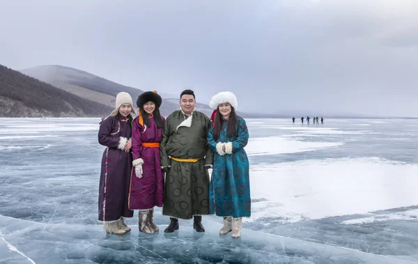 Hatgal Mongólia Março 2018 Jovens Mongóis Lago Congelado Khuvsgul Durante — Fotografia de Stock
