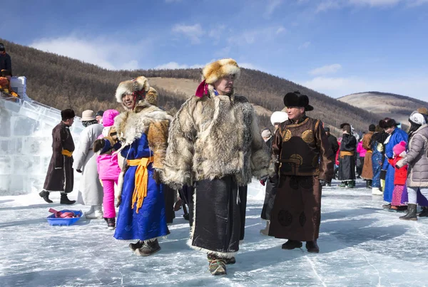 Hatgal Mongólia Março 2018 Mongóis Vestidos Com Roupas Tradicionais Andando — Fotografia de Stock