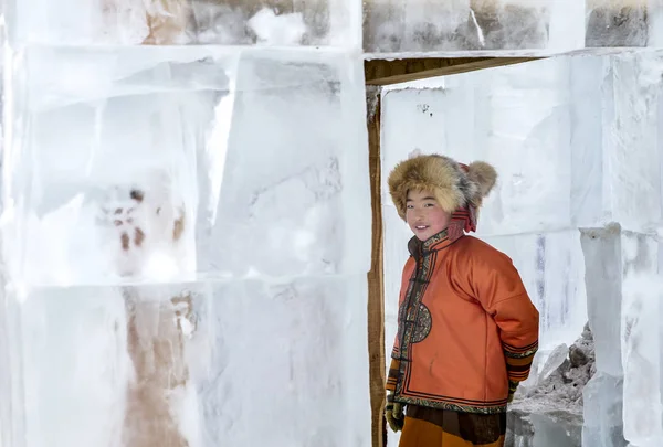 Хатгал Монголия Марта 2018 Года Монгольский Мальчик Внутри Ледяной Структуры — стоковое фото