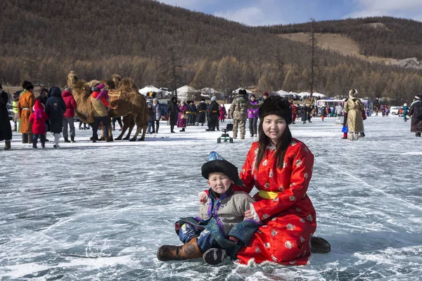 Hatgal Mongólia 2018 Március Mongol Ember Befagyott Khuvsgul Alatt Egy — Stock Fotó