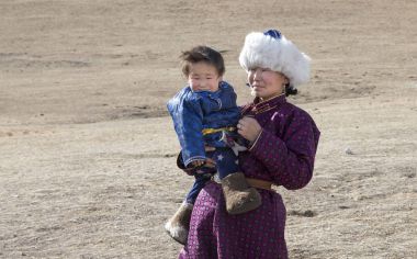 Hatgal, Moğolistan, 2 Mart 2018: Moğol bebeğini Kuzey Moğol bozkır içinde kadınla