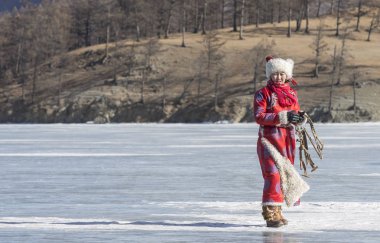 Hatgal, Moğolistan, 1 Mart 2018: Moğol donmuş bir göl Khovsgol üzerinde güzel bir kırmızı deel kadında