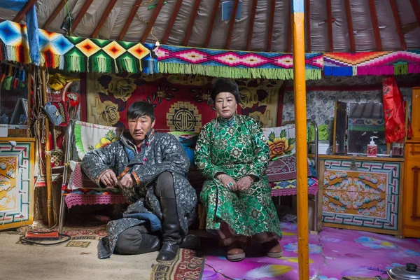 Хатгал Монголия Марта 2018 Года Монгольская Пара Кухне Своей Семьи — стоковое фото