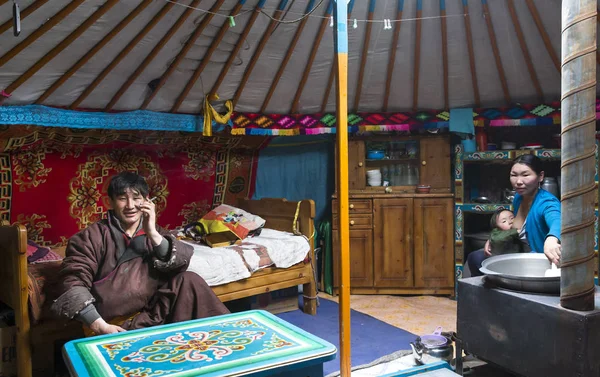 Хатгал Монголия Марта 2018 Года Монгольская Семья Своем Доме Мать — стоковое фото