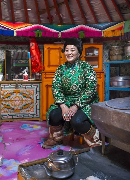 Hatgal 2018年3月2日 蒙古妇女在她的家庭厨房 蒙古包 — 图库照片