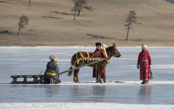 Hatgal Mongólia Março 2018 Povo Mongol Lago Congelado Com Seu — Fotografia de Stock