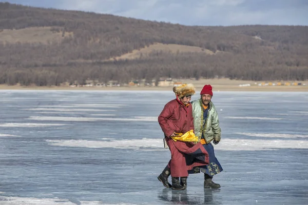 Hatgal Mongólia Março 2018 Homens Mongóis Roupas Tradicionais Andando Lago — Fotografia de Stock