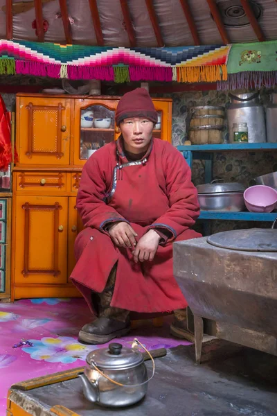 Hatgal Mongolei März 2018 Mongolischer Mann Der Küche Seiner Familie — Stockfoto