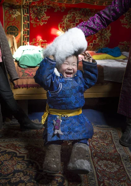 Hatgal Mongolia Marca 2018 Mongolski Chłopiec Ubrany Tradycyjnych Deel Jego — Zdjęcie stockowe