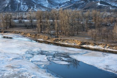 Moğol kış manzara içinde donmuş nehir