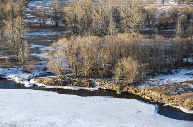 Moğol kış manzara içinde donmuş nehir