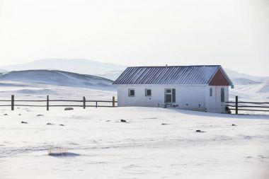 beyaz evde küçük: bir karla kaplı vadi Kuzey Moğolistan dağların ortasında