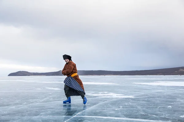 Hatgal Mongolia Martie 2018 Bărbat Mongol Îmbrăcat Patinaj Tradițional Lac — Fotografie, imagine de stoc