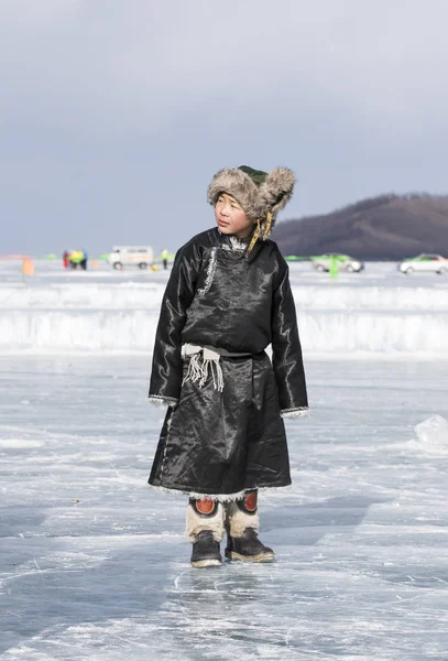 Hatgal Монголії Березень 2018 Монгольська Хлопчика Одягнений Традиційний Одяг Замерзлому — стокове фото