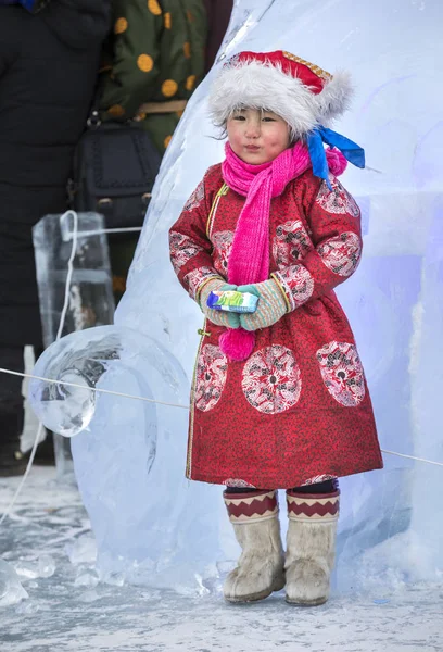 Hatgal Монголії Березень 2018 Монгольська Дівчина Одягнений Традиційний Одяг Замерзлому — стокове фото