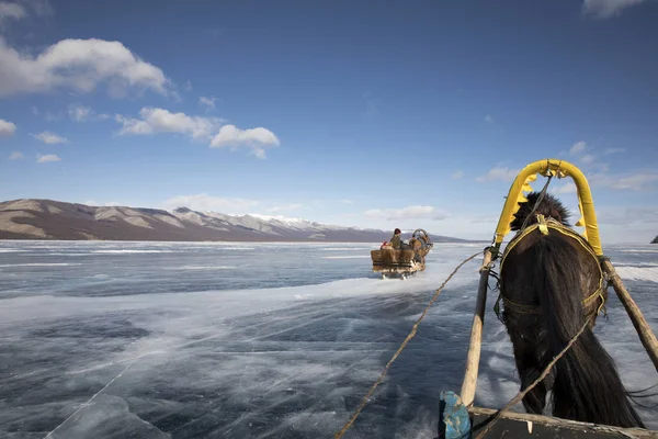 Personnes sur le lac gelé Khuvsgul — Photo