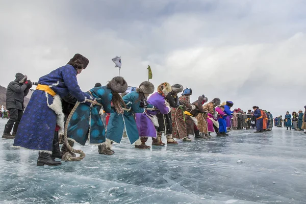 Mongolen ziehen Seil — Stockfoto