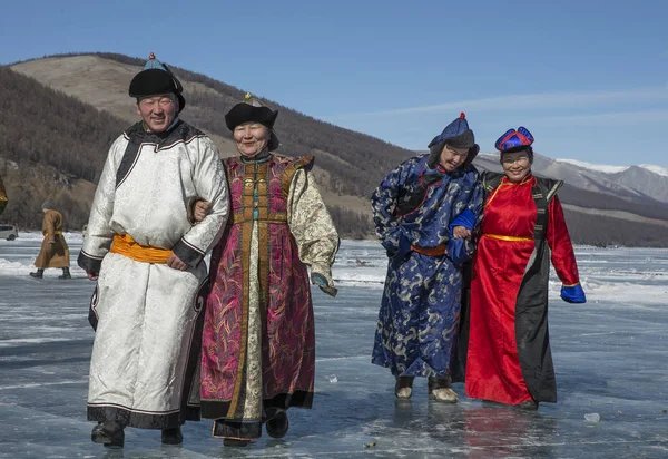 Монгольська народ, одягнений у традиційний одяг — стокове фото