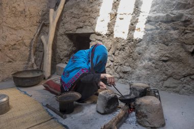 Al Hamra, Umman - 24 Mart, 2018: Omani teyze eski geleneksel mutfakta dinlenme 