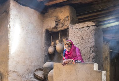 Al Hamra, Umman - 24 Mart, 2018: Omani teyze eski geleneksel mutfakta dinlenme 