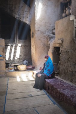 Al Hamra, Umman - 24 Mart, 2018: Omani teyze eski geleneksel mutfakta dinlenme 