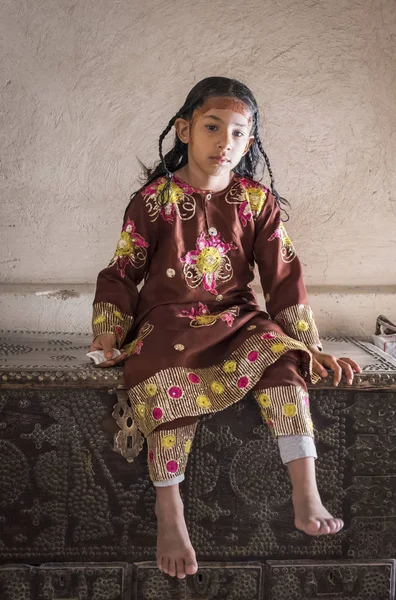 Nizwa Oman 24Th March 2018 Omani Girl Traditional Clothing Sitting — Stock Photo, Image