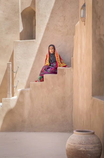 Nizwa Umman Mart 2018 Geleneksel Giyim Eski Merdivenlerde Oturan Omani — Stok fotoğraf