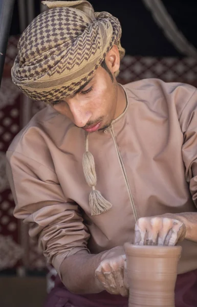 Nizwa Omã Março 2018 Homem Omani Fazendo Pedaço Cerâmica — Fotografia de Stock