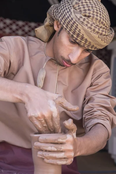 Nizwa Omã Março 2018 Homem Omani Fazendo Pedaço Cerâmica — Fotografia de Stock