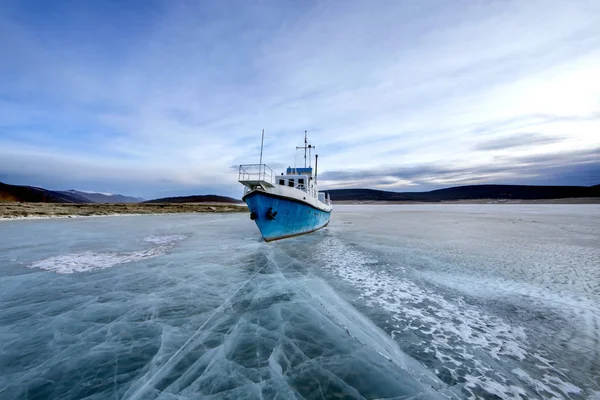 Boot Vast Bevroren Lake Khovsgol Noordelijke Mongolië — Stockfoto