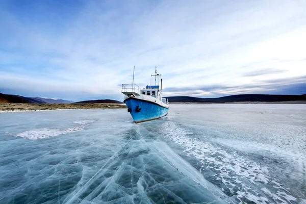 Perahu Terjebak Danau Beku Khovsgol Mongolia Utara — Stok Foto