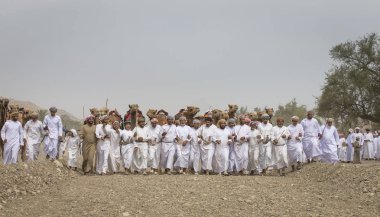 Khadal, Umman, 7 Nisan 2018: omani erkekler rwith develerini bir kırsal kesimde bekleyen yarış