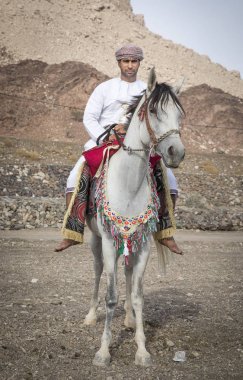 Ibri, Umman, 7 Nisan 2018: Umman kırsalında at üstündeki omani adam