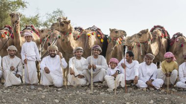 Khadal, Umman, 7 Nisan 2018: omani erkekler rwith develerini bir kırsal kesimde bekleyen yarış