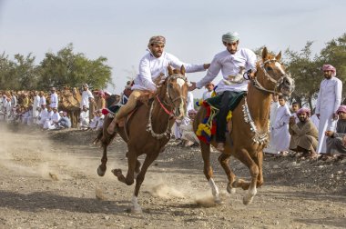 Ibri, Umman, 7 Nisan 2018: omani erkekler Umman kırsalında bir ata