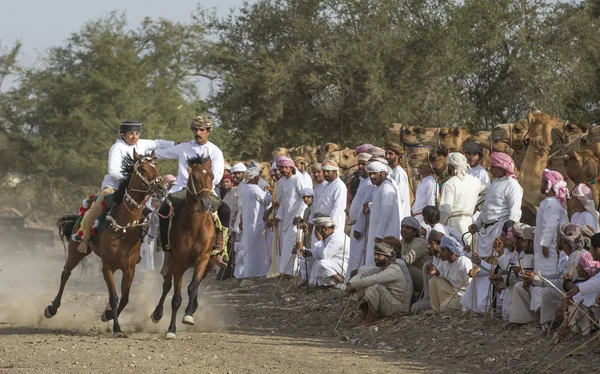 Ibri Oman April 2018 Omaanse Mannen Een Paarden Een Landschap — Stockfoto