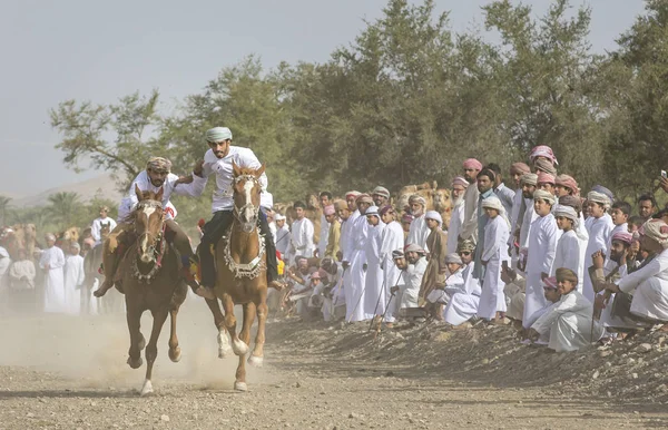Ibri Oman April 2018 Omaanse Mannen Een Paarden Een Landschap — Stockfoto
