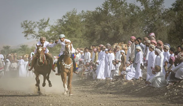 Ibri Oman April 2018 Omaanse Mannen Een Paarden Een Landschap — Stockfoto