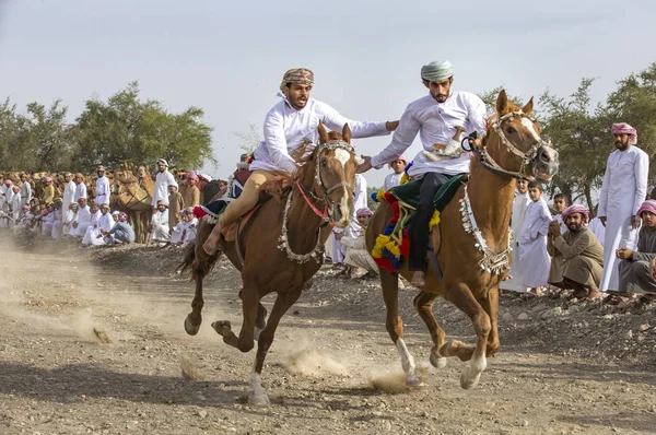 Ibri Oman Aprile 2018 Uomini Omani Cavallo Una Campagna Dell — Foto Stock
