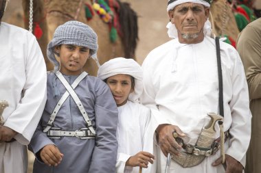 Khadal, Umman, 7 Nisan, 2018: omani erkek deve yarışı sonra dizilmiş