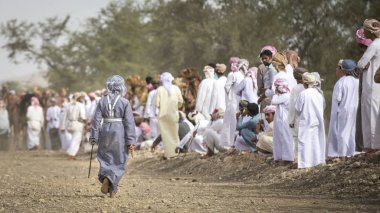 Khadal, Umman, 7 Nisan 2018: omani adam barefeet tozlu kırsal yolda yürürken geleneksel giyim