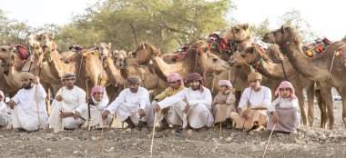 Khadal, Umman, 7 Nisan 2018: omani develerini bir kırsal bir yarıştan önce erkeklerle