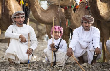 Khadal, Umman, 7 Nisan 2018: omani develerini bir kırsal bir yarıştan önce erkeklerle