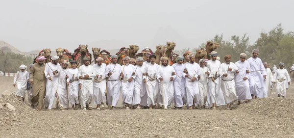 Ibri Omán Abril 2018 Hombres Omani Caminando Bailando Siguiendo Una —  Fotos de Stock