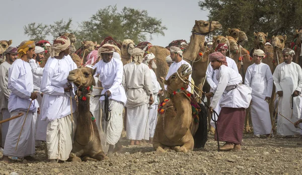 Khadal Omã Abril 2018 Homens Omani Preparando Para Correr Com — Fotografia de Stock