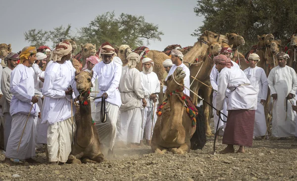 Khadal Omã Abril 2018 Homens Omani Preparando Para Correr Com — Fotografia de Stock